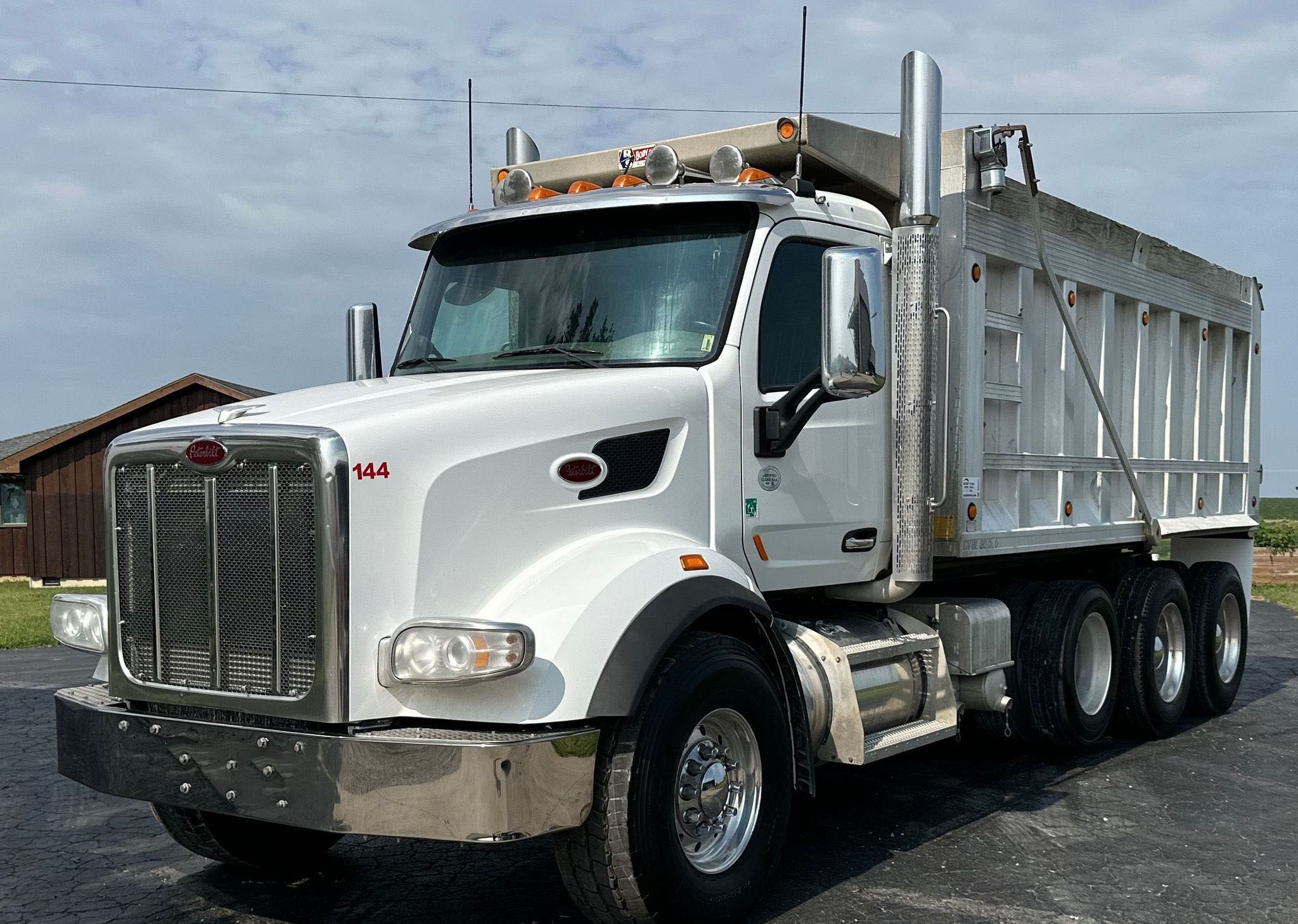 2015 Peterbilt 567 Compactor / Roller