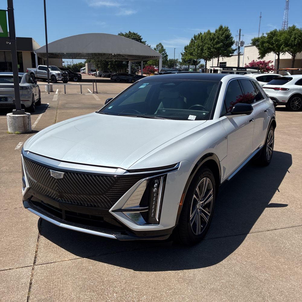 2024 Cadillac LYRIQ Luxury 1