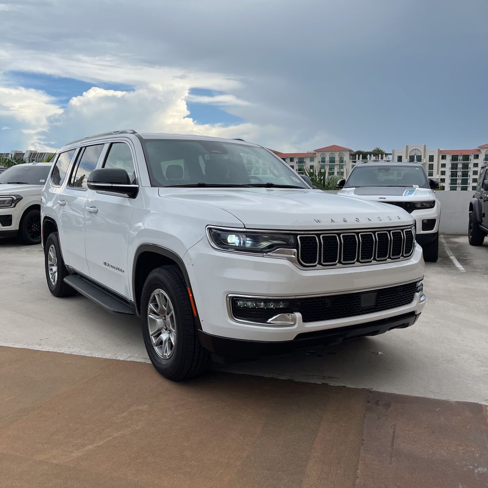 2023 Jeep Wagoneer Base
