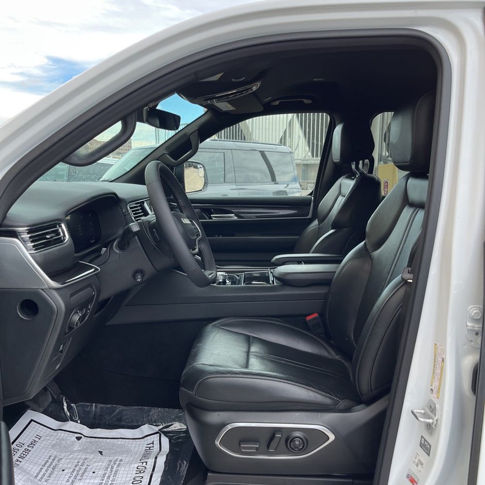 2023 Jeep Wagoneer Base