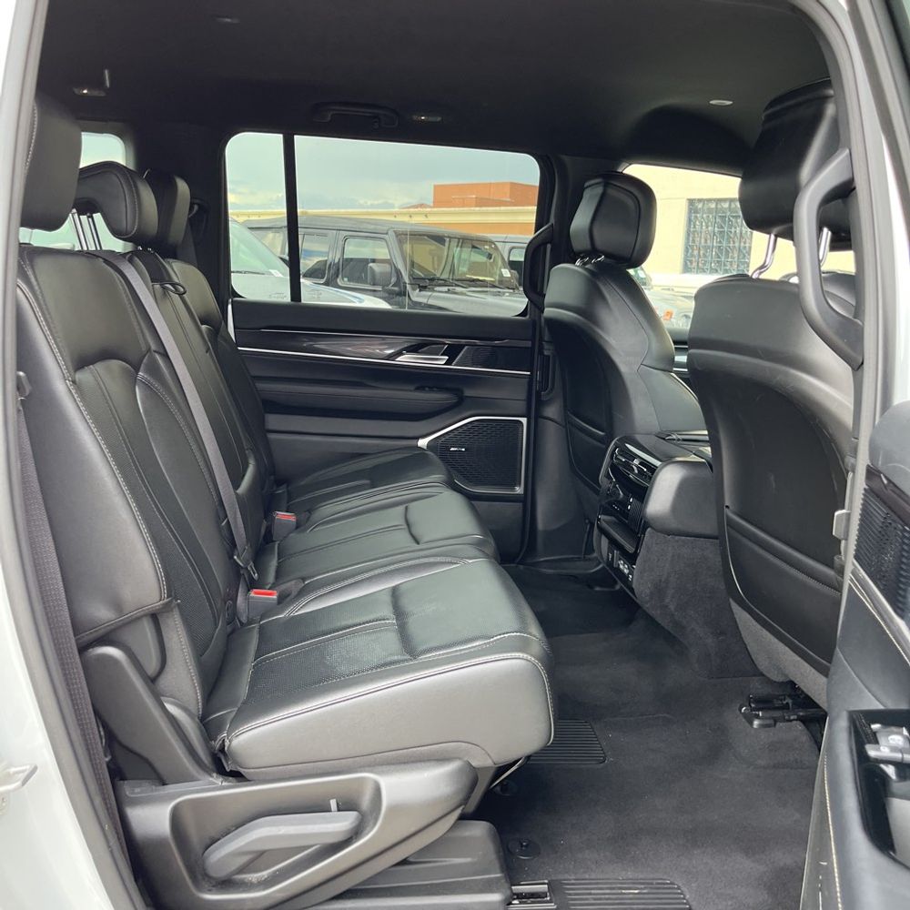 2023 Jeep Wagoneer Base