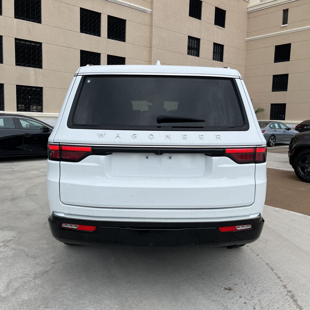 2023 Jeep Wagoneer Base