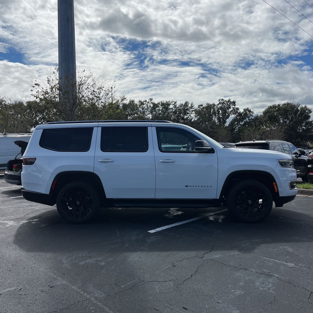 2023 Jeep Wagoneer Base