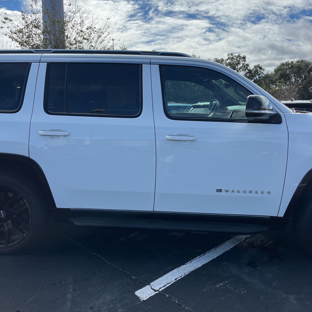 2023 Jeep Wagoneer Base
