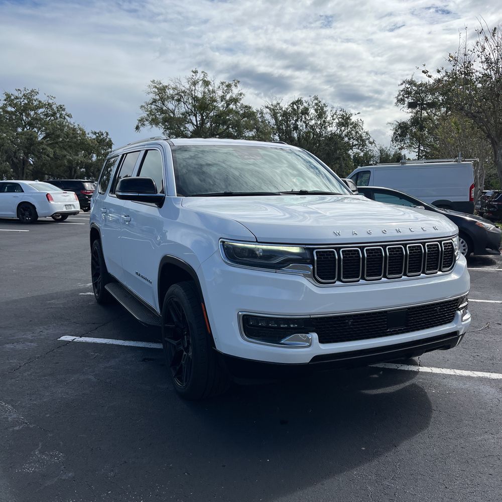 2023 Jeep Wagoneer Base