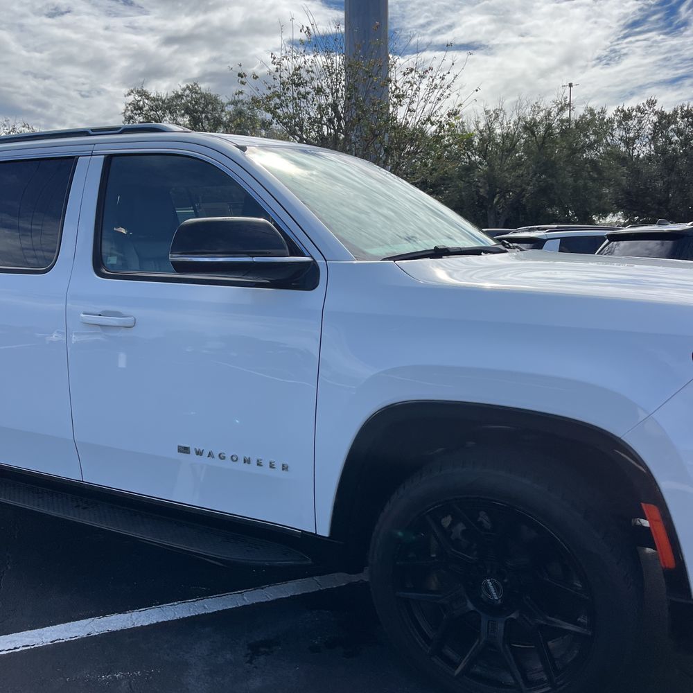 2023 Jeep Wagoneer Base
