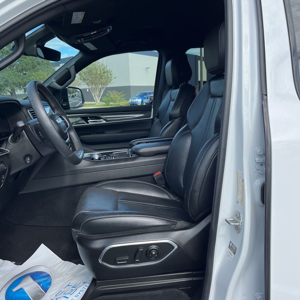 2023 Jeep Wagoneer Base