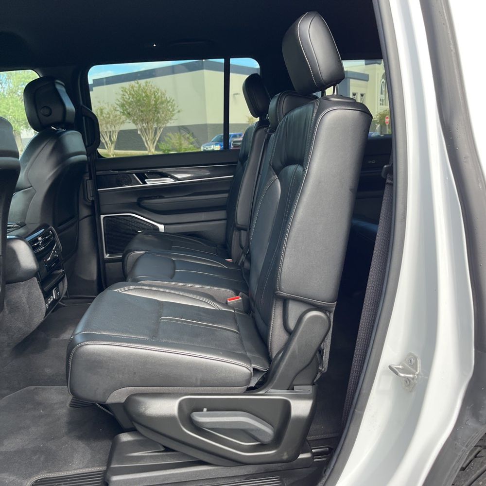 2023 Jeep Wagoneer Base