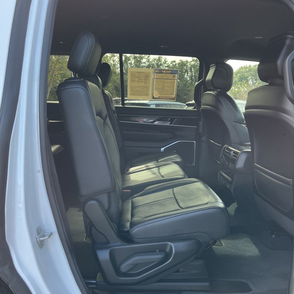 2023 Jeep Wagoneer Base