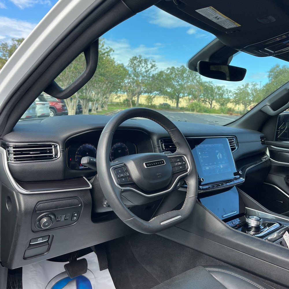 2023 Jeep Wagoneer Base