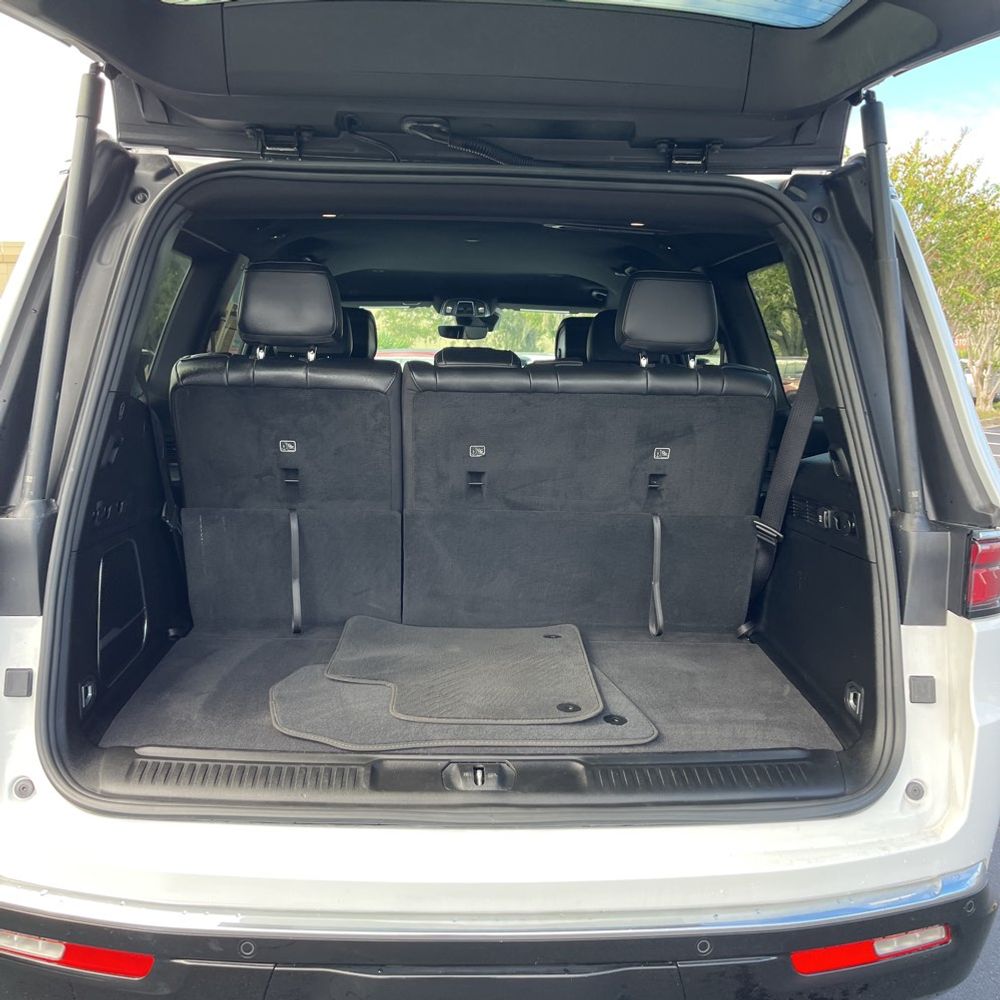2023 Jeep Wagoneer Base