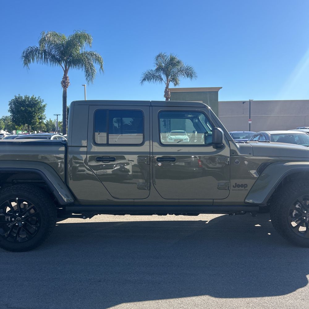 2025 Jeep Gladiator NightHawk