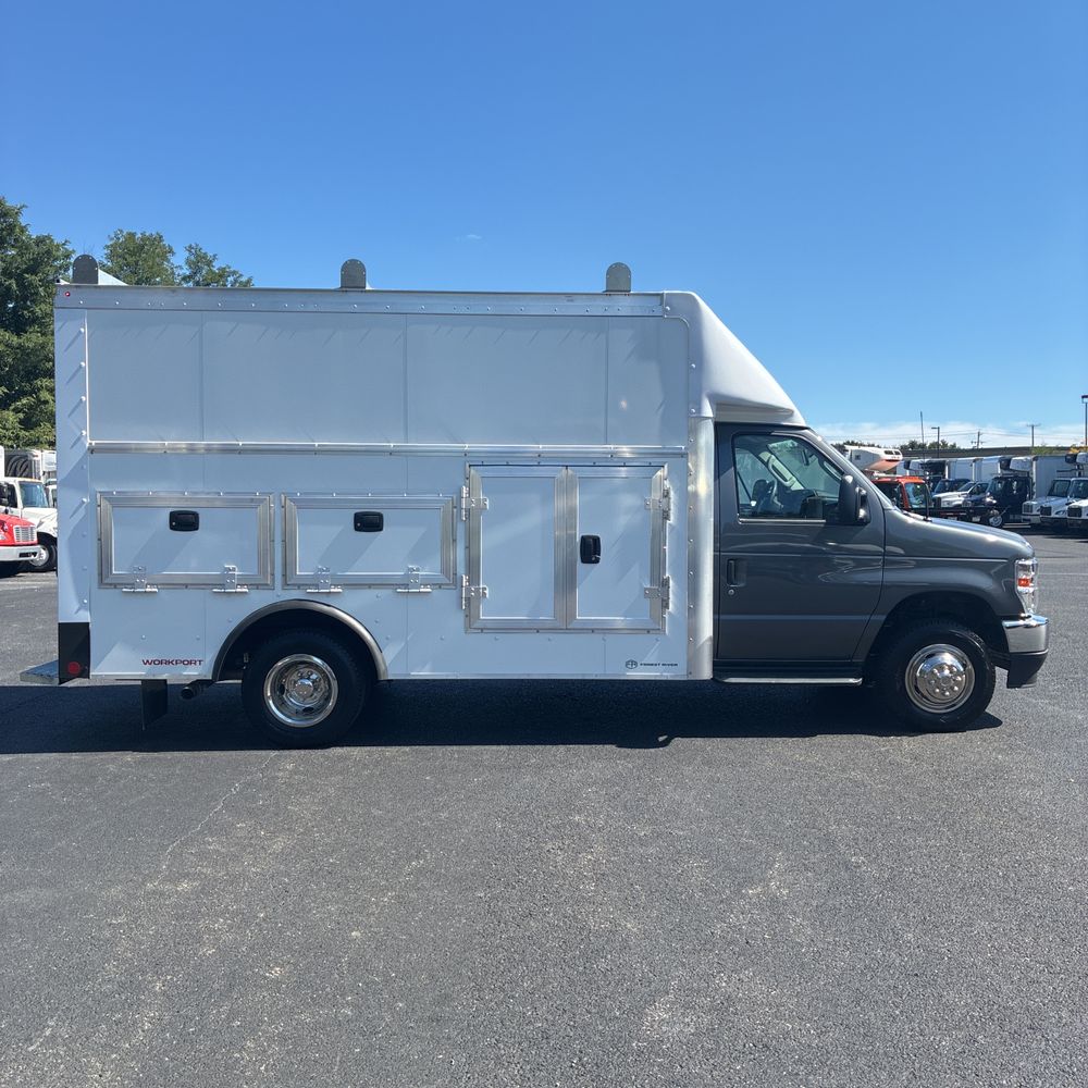 2025 Ford Commercial Vans E450