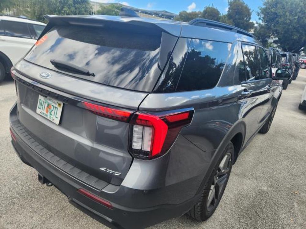 2025 Ford Explorer ST-Line
