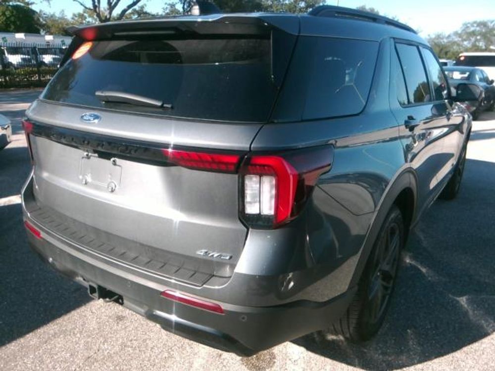 2025 Ford Explorer ST-Line