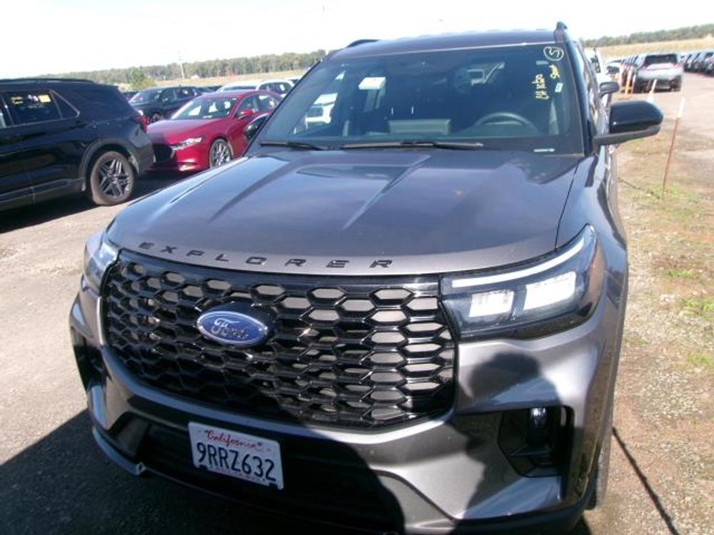 2025 Ford Explorer ST-Line