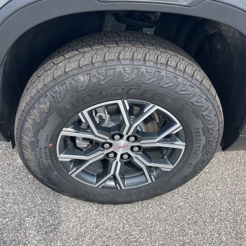 2024 GMC Acadia AT4
