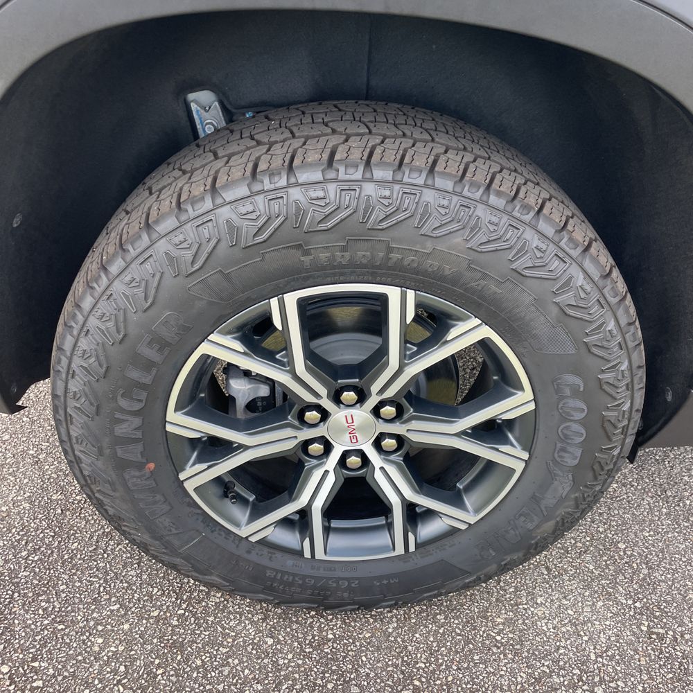 2024 GMC Acadia AT4