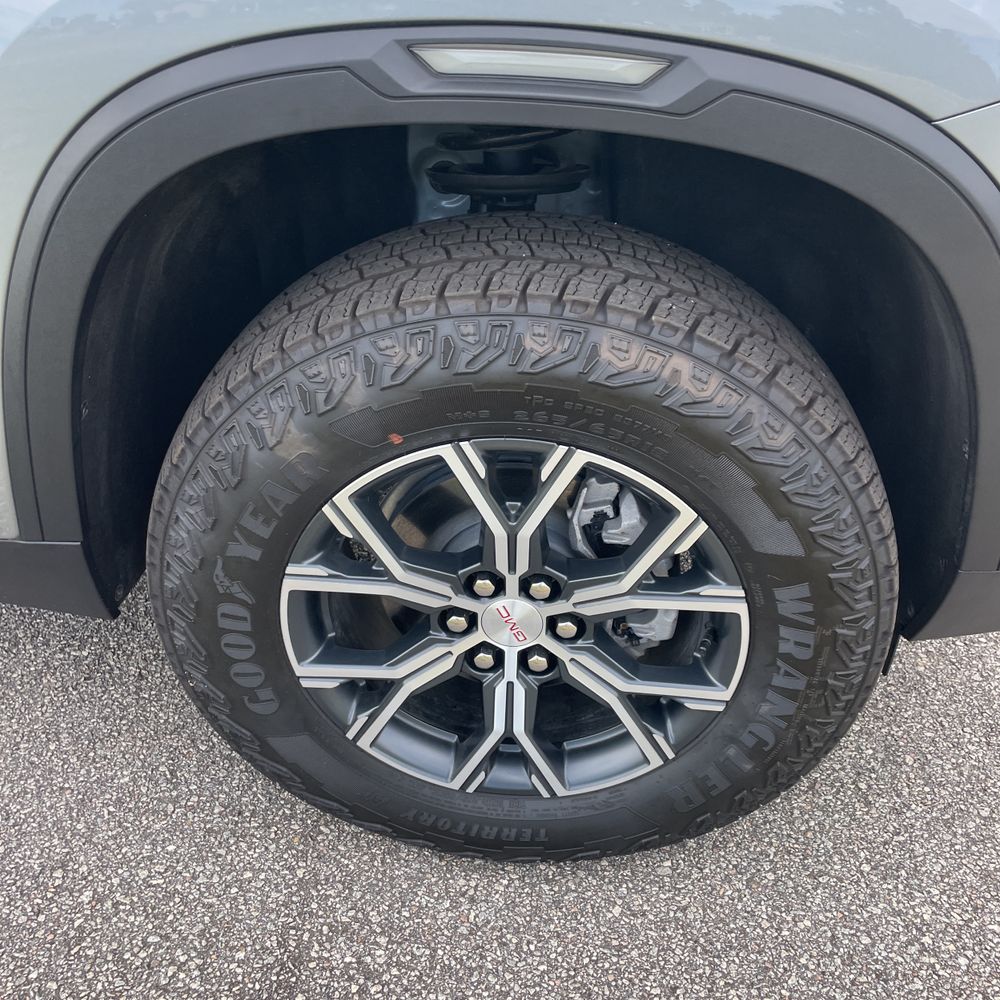 2024 GMC Acadia AT4