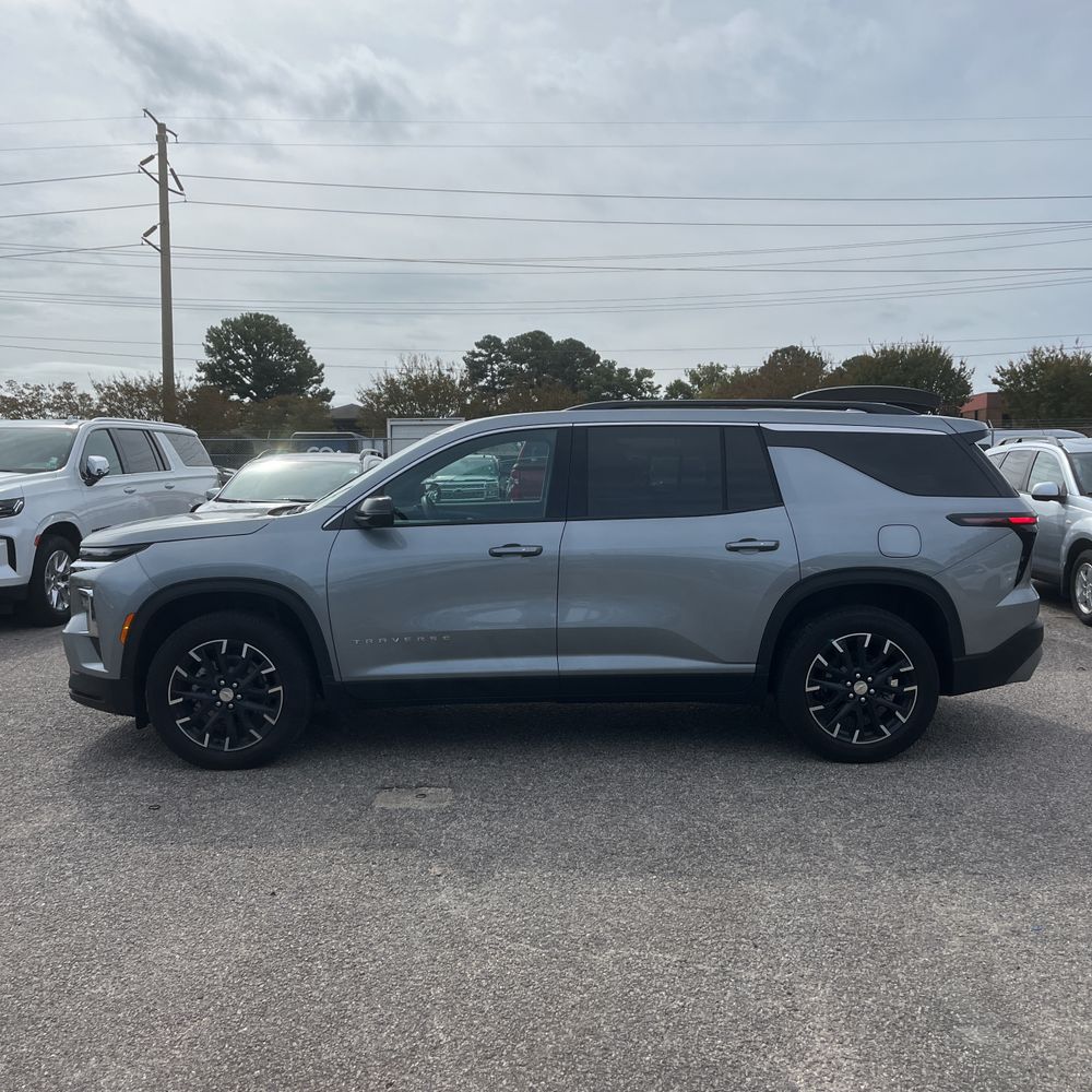 2025 Chevrolet Traverse LT