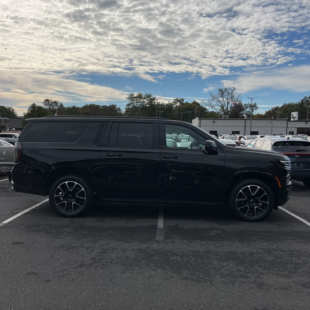 2025 Chevrolet Suburban RST