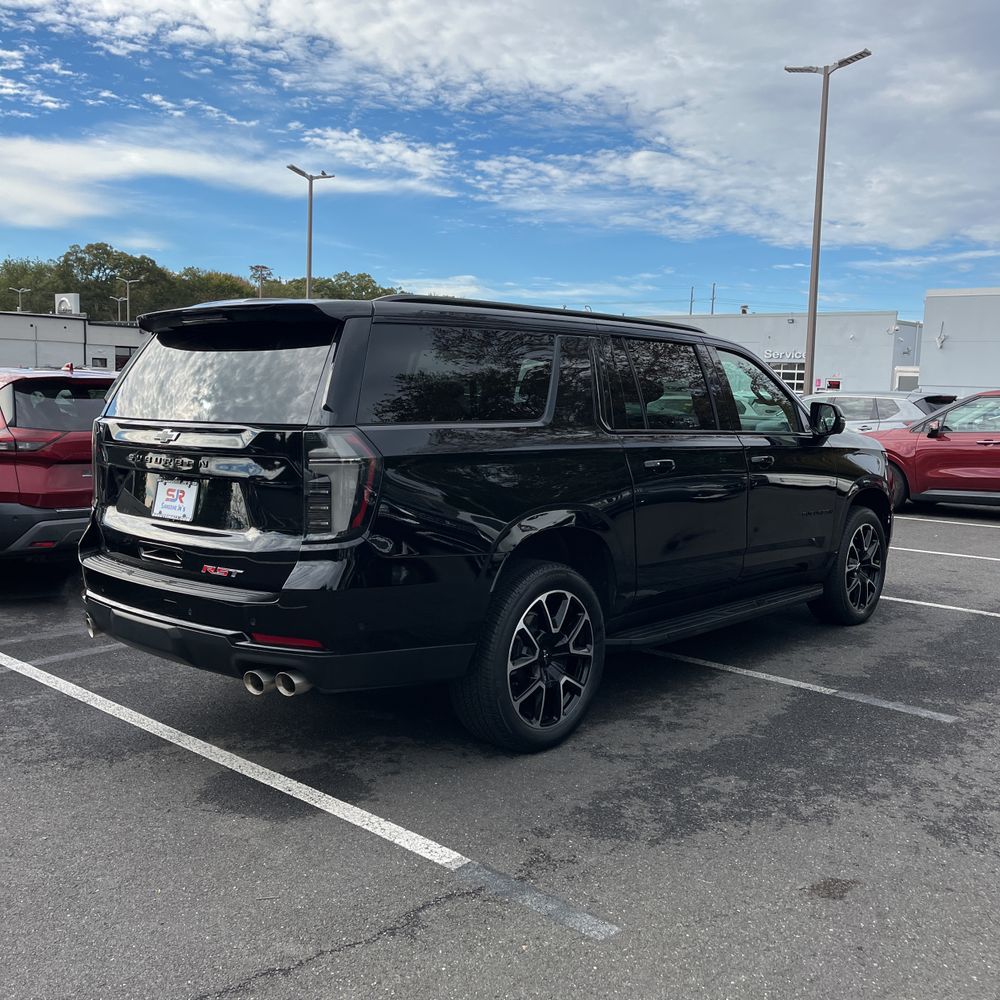 2025 Chevrolet Suburban RST