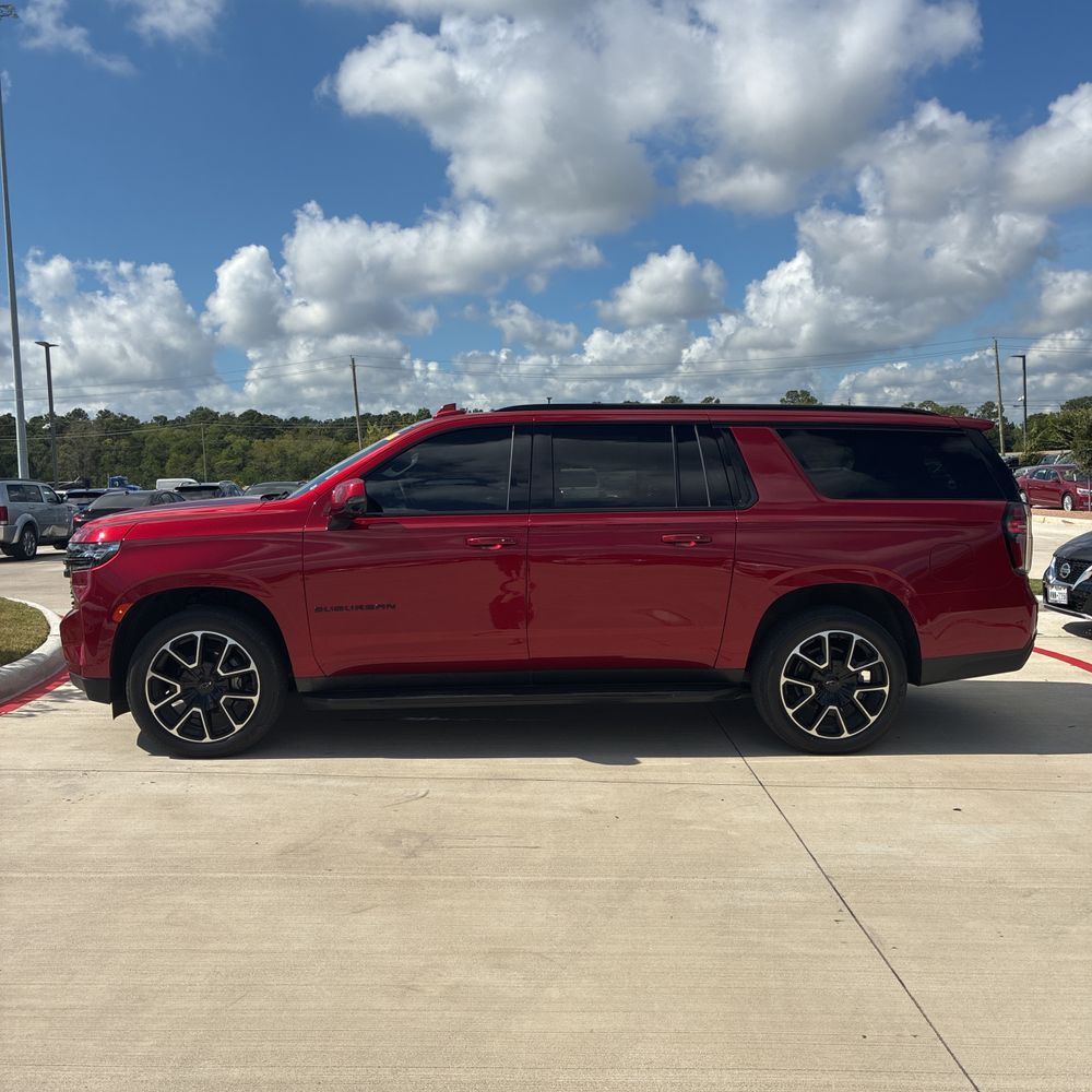 2023 Chevrolet Suburban RST