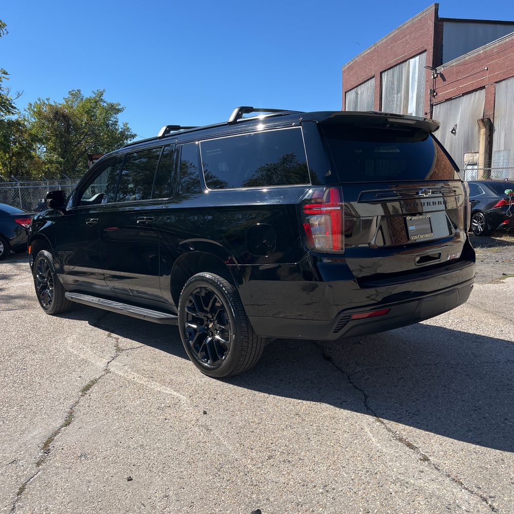 2023 Chevrolet Suburban RST