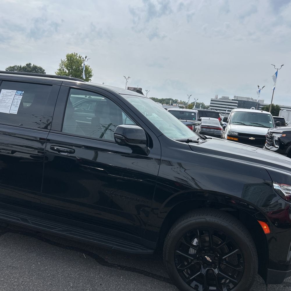 2023 Chevrolet Suburban RST