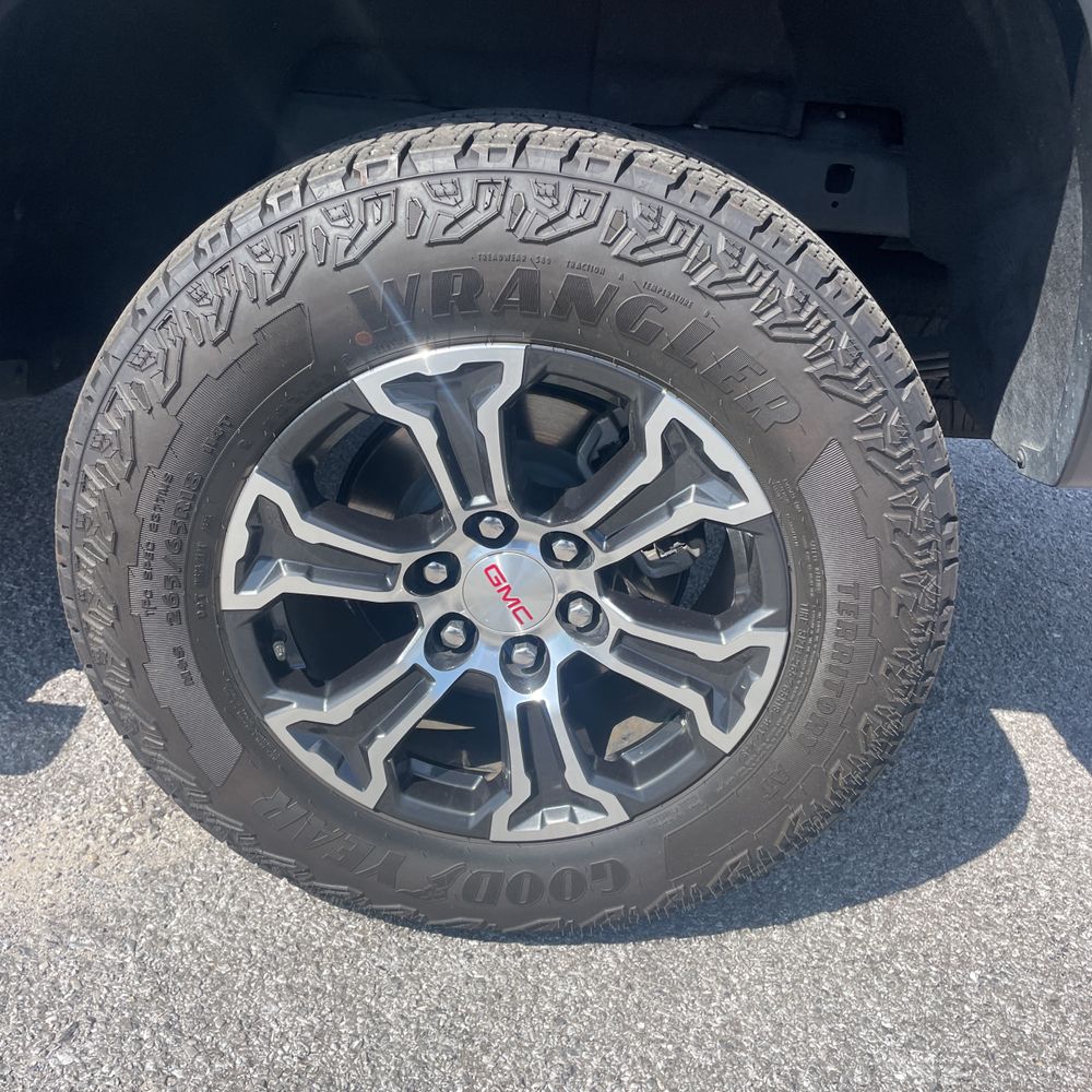 2023 GMC Canyon AT4