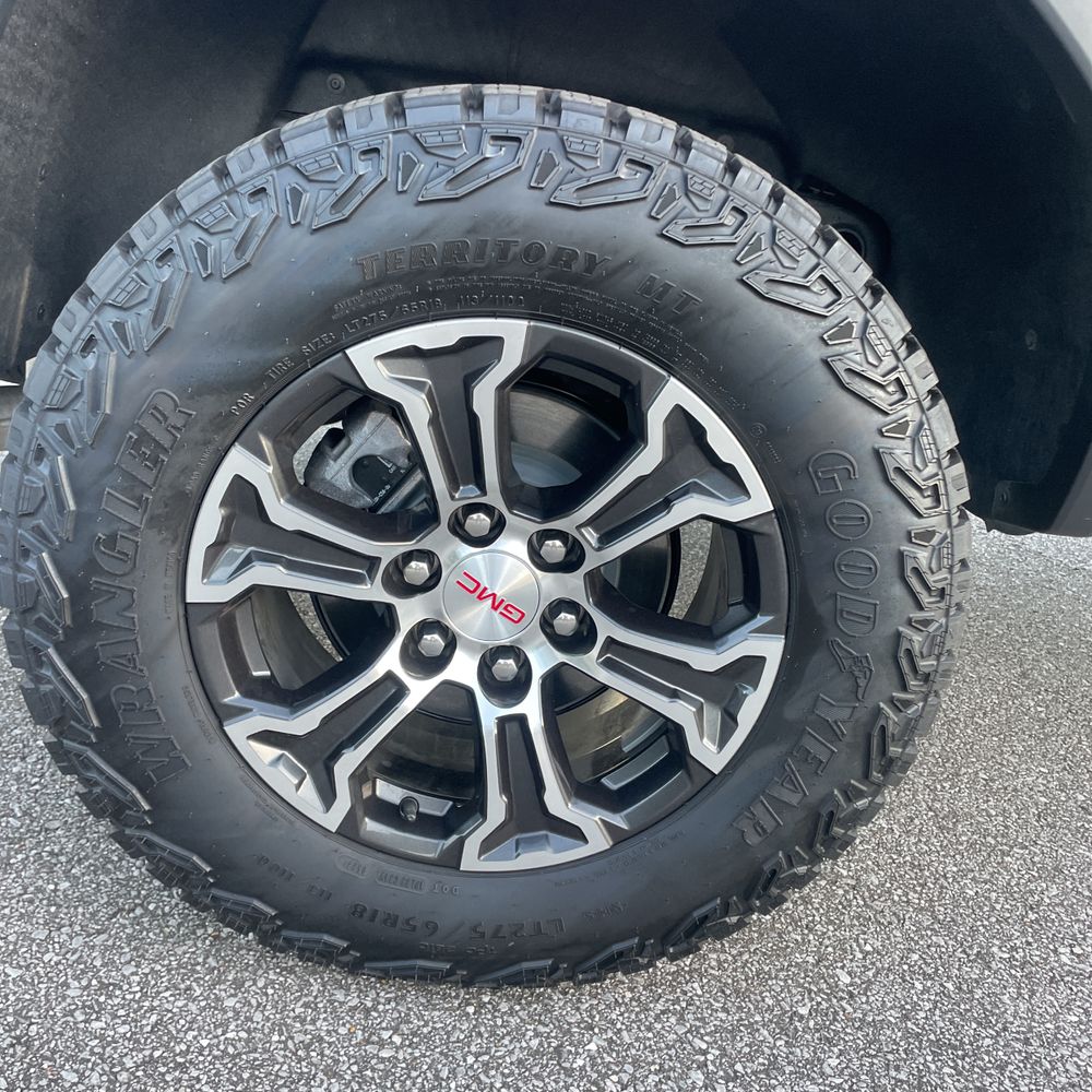 2024 GMC Canyon AT4