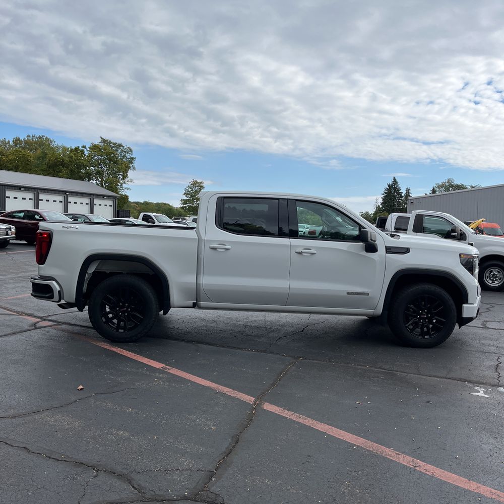 2024 GMC Sierra 1500 Elevation Standard
