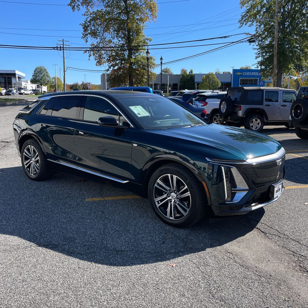 2024 Cadillac LYRIQ Luxury 1