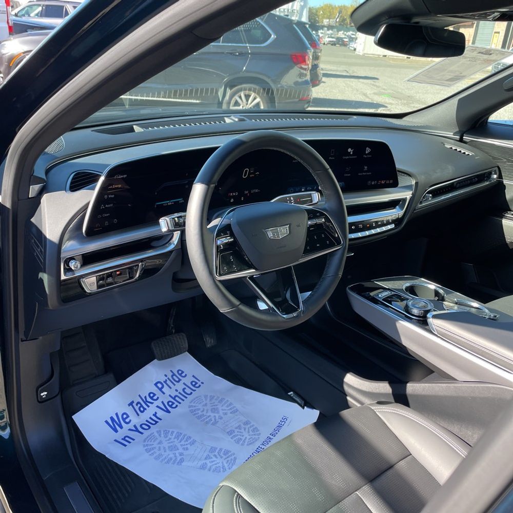 2024 Cadillac LYRIQ Luxury 1