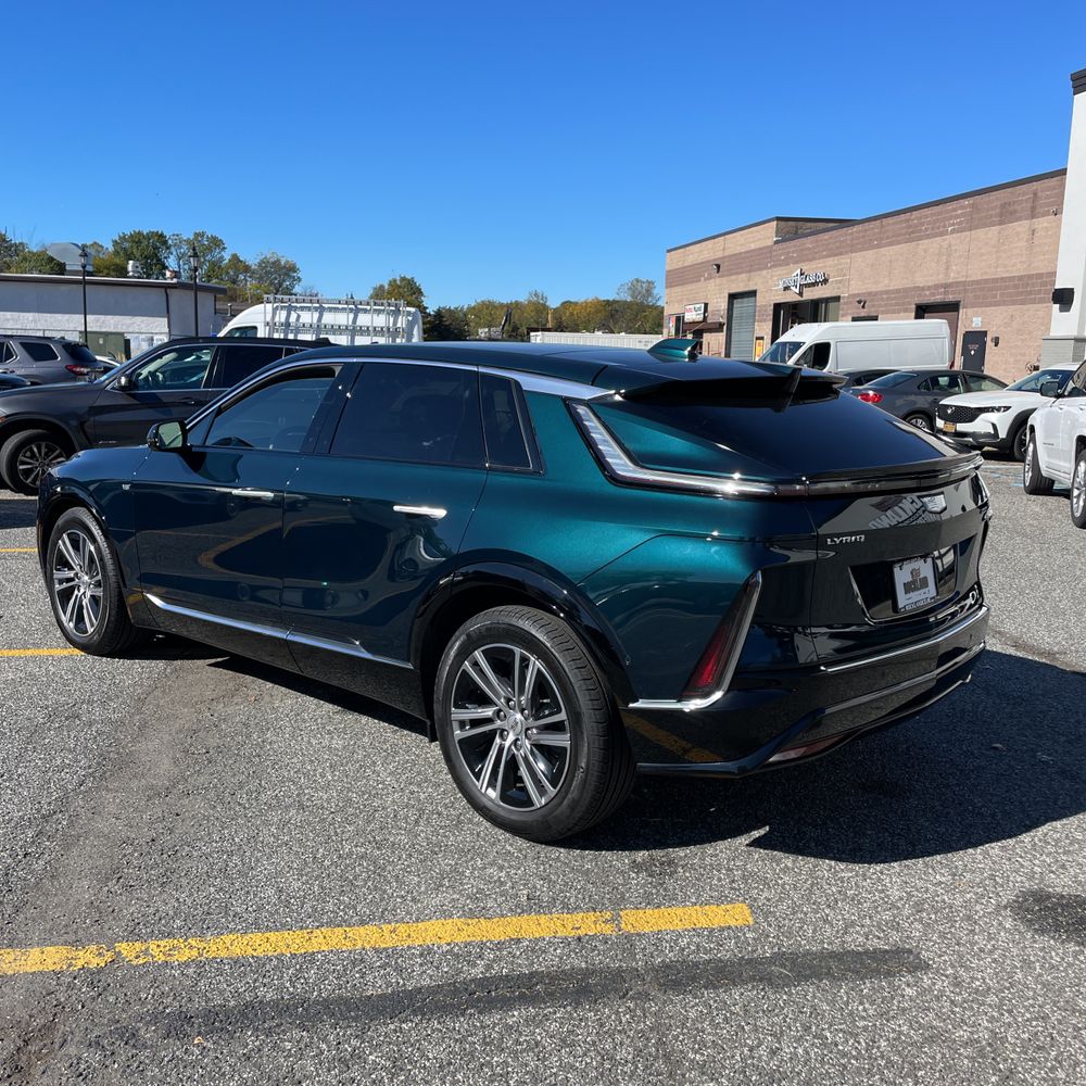 2024 Cadillac LYRIQ Luxury 1