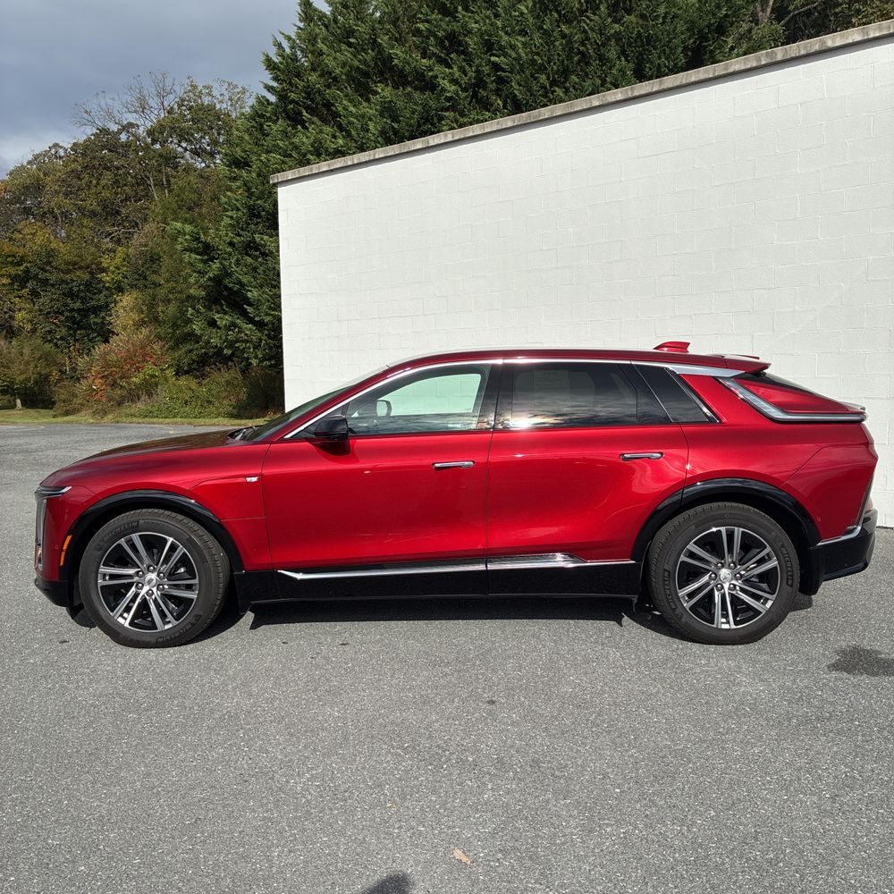 2024 Cadillac LYRIQ Luxury 2