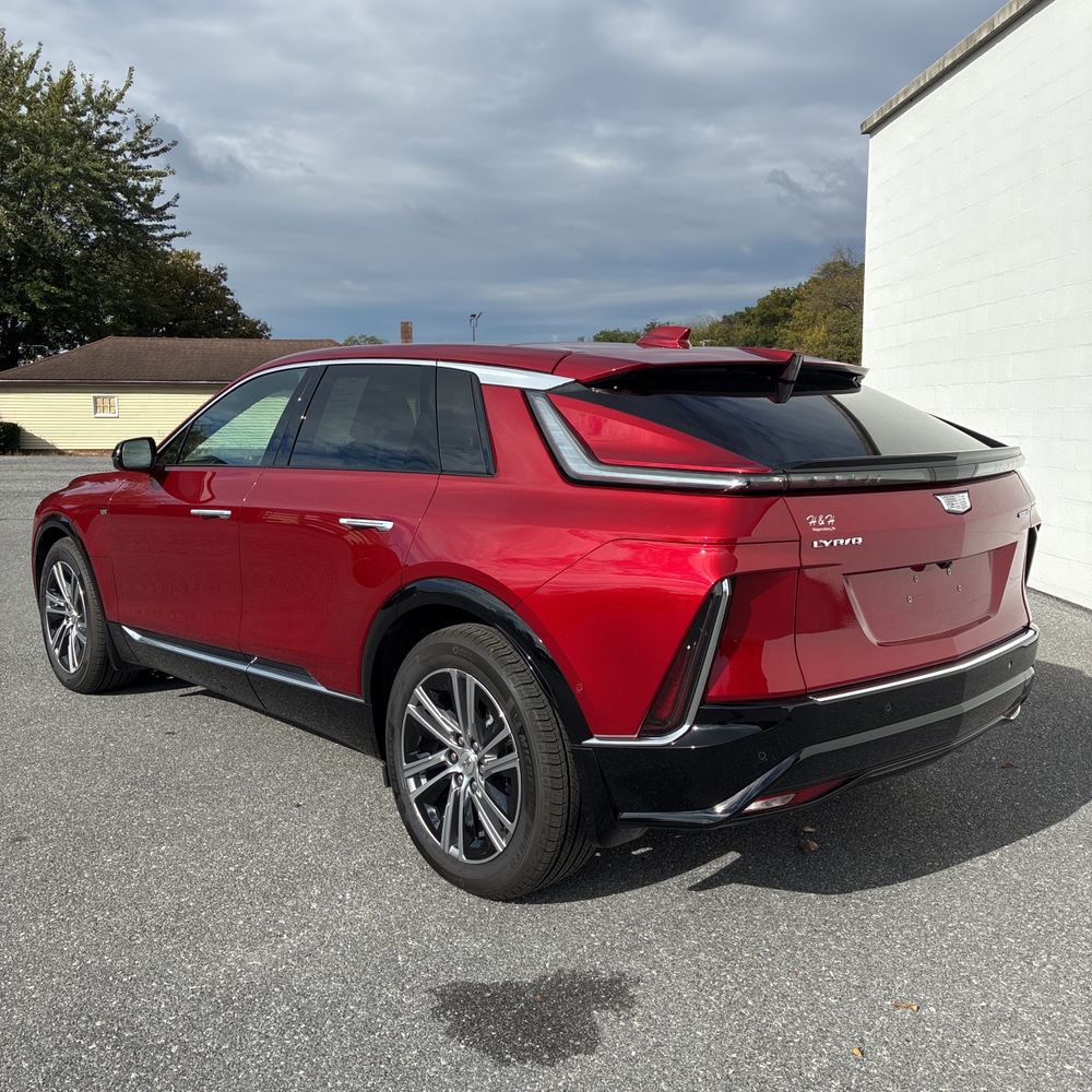 2024 Cadillac LYRIQ Luxury 2