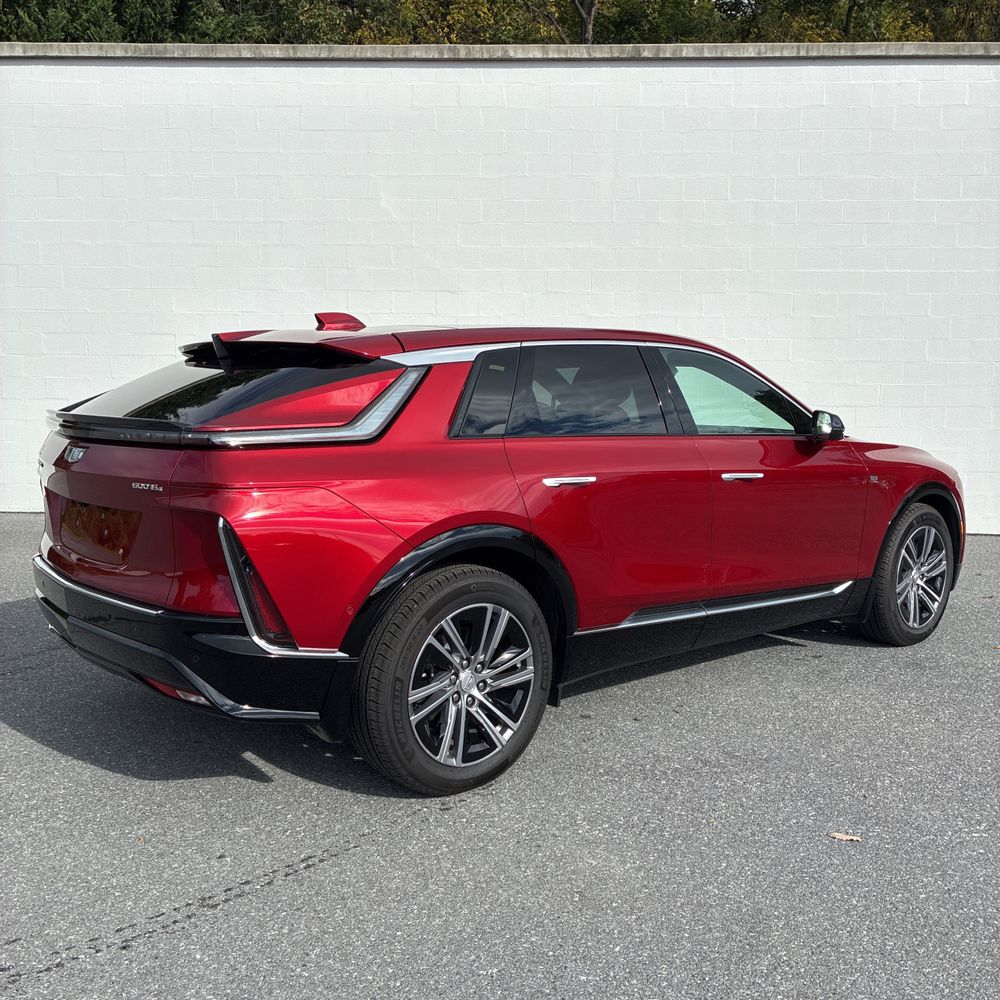 2024 Cadillac LYRIQ Luxury 2