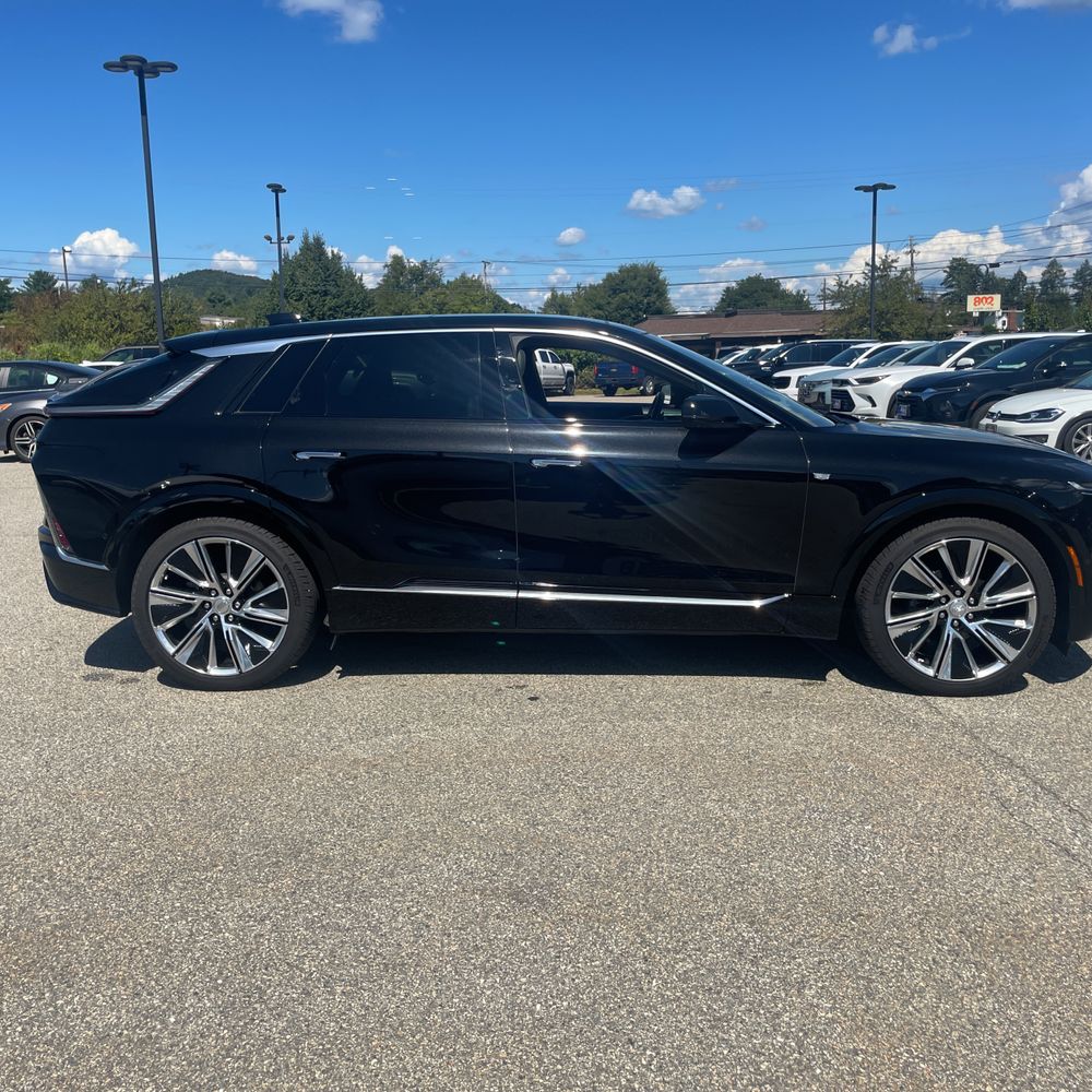 2024 Cadillac LYRIQ Luxury 3