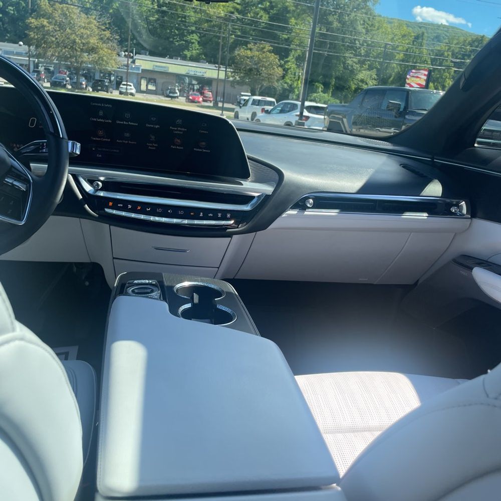 2024 Cadillac LYRIQ Luxury 3