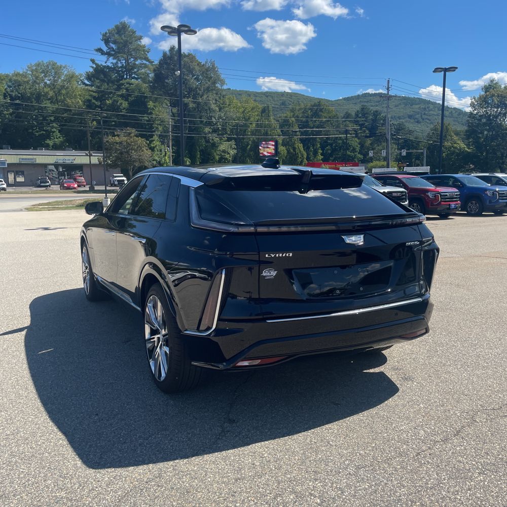 2024 Cadillac LYRIQ Luxury 3