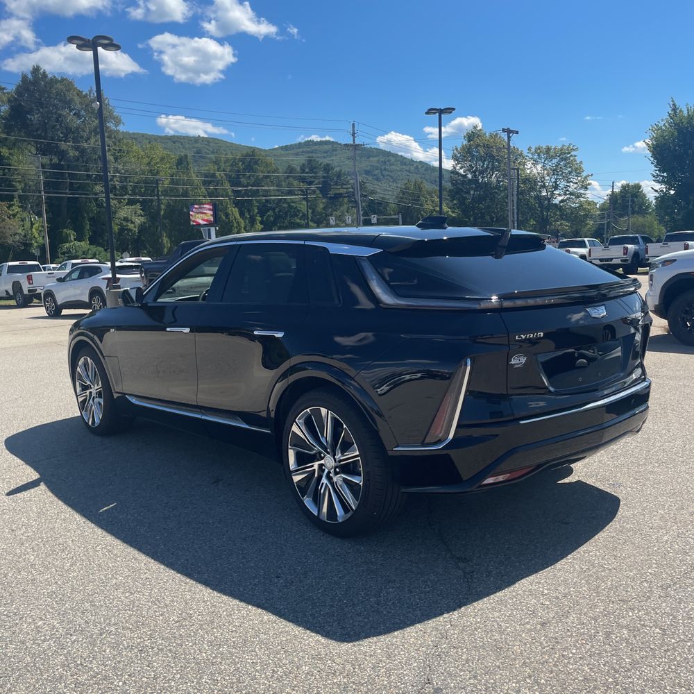 2024 Cadillac LYRIQ Luxury 3