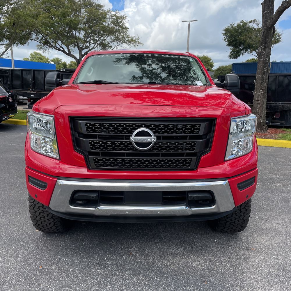 2023 Nissan Titan SV
