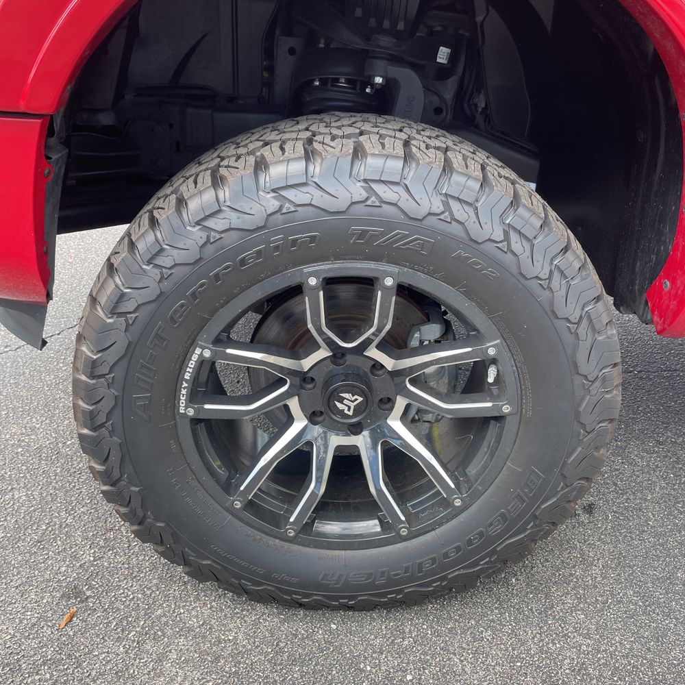 2023 Nissan Titan SV