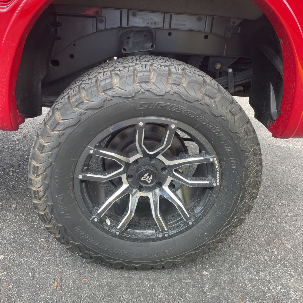 2023 Nissan Titan SV
