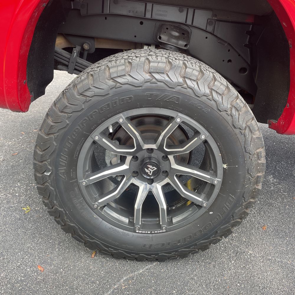2023 Nissan Titan SV