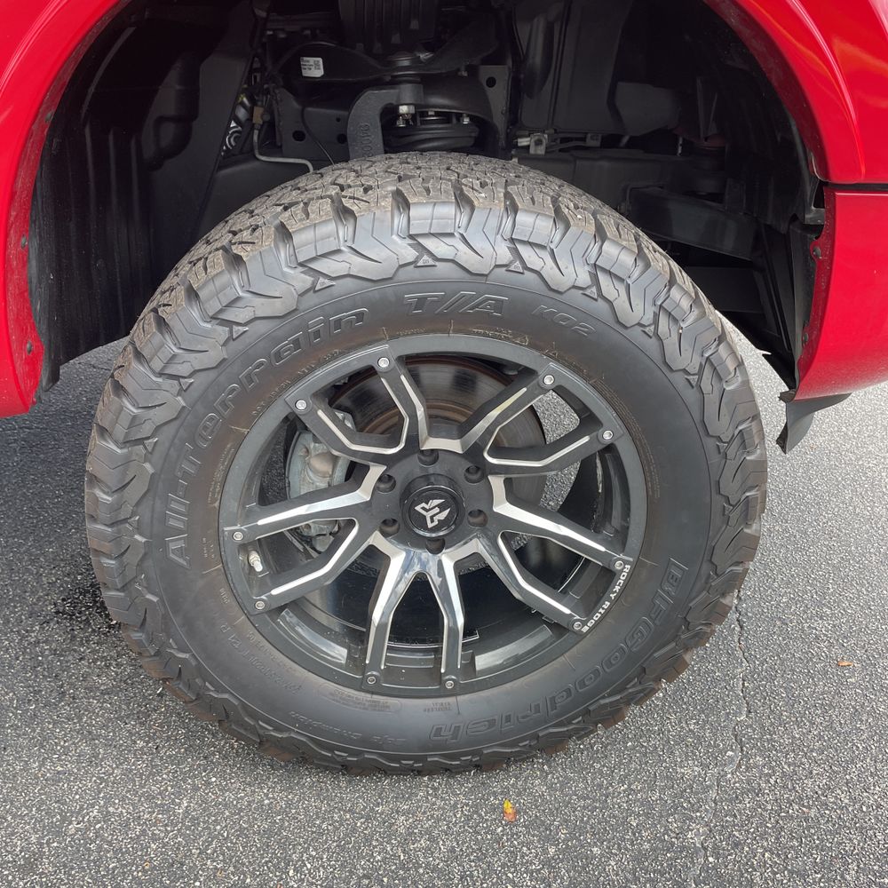 2023 Nissan Titan SV