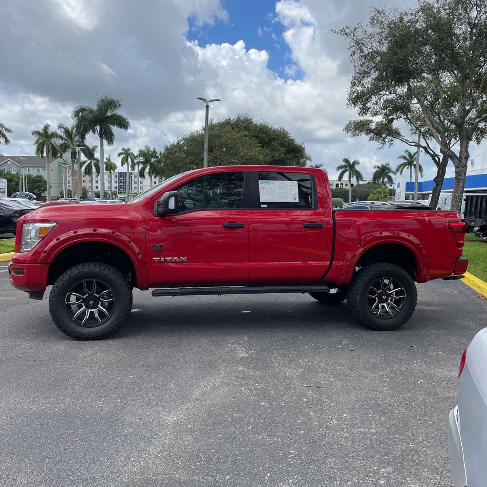 2023 Nissan Titan SV