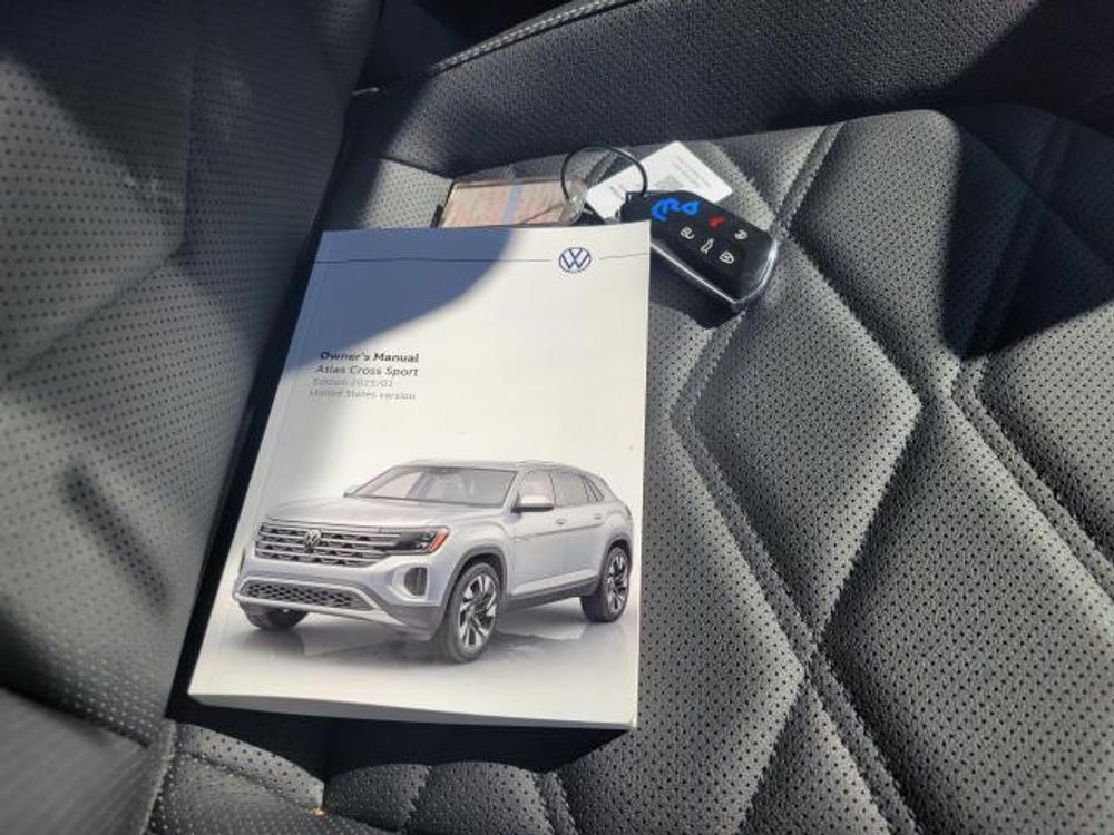 2025 Volkswagen Atlas Cross Sport 2.0T SE w/Technology