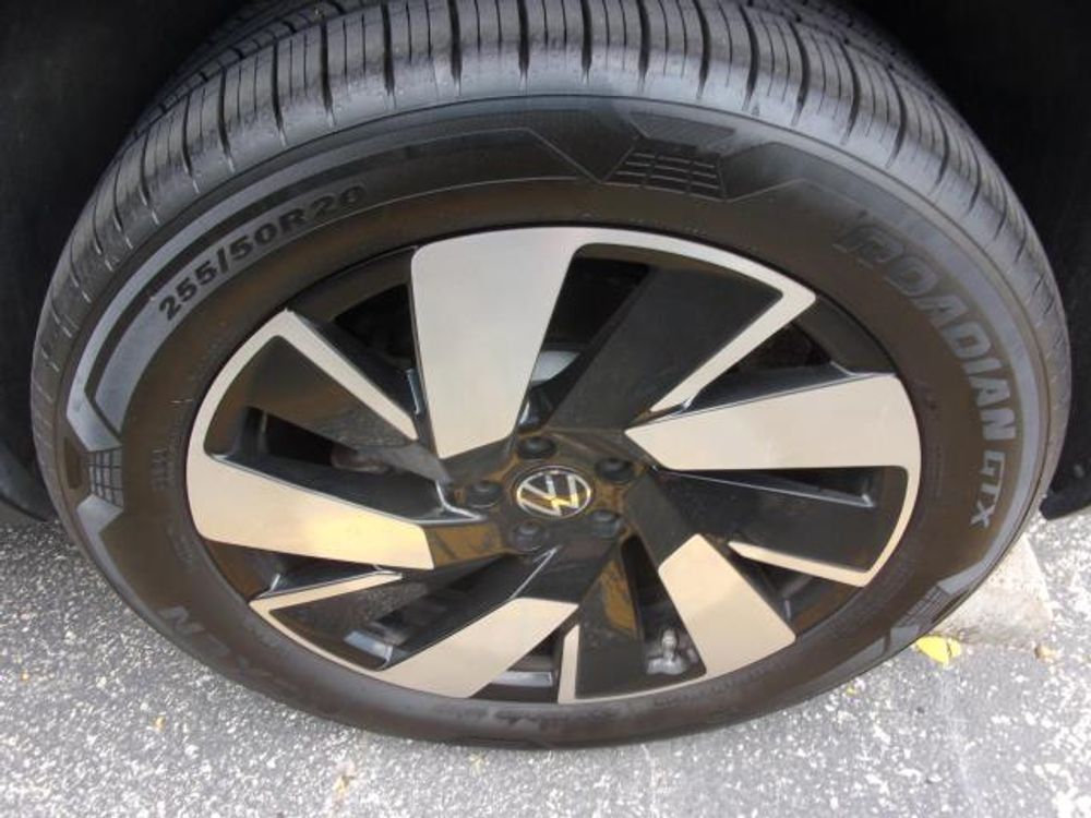 2025 Volkswagen Atlas Cross Sport 2.0T SE w/Technology